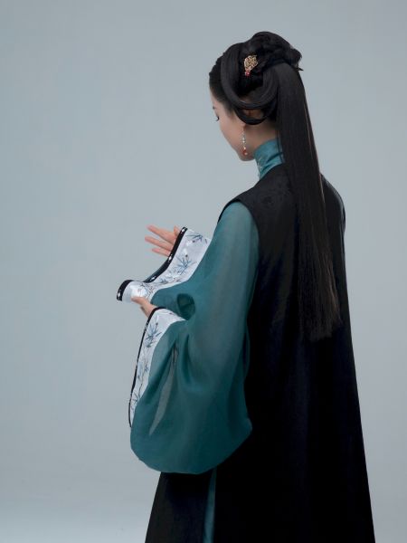 File:奉常集礼原创【兆禧】汉服刺绣比甲立领斜襟明制织金马面裙-淘宝网 主图 003.jpg