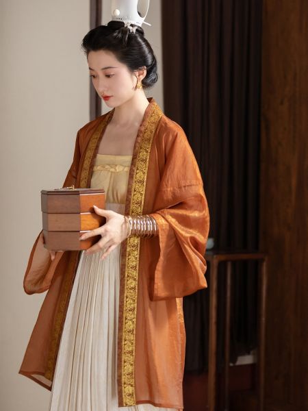 File:【乔织】-琥珀-宋制汉服套装歌乐图刺绣长褙子两片裙-淘宝网 主图 003.jpg