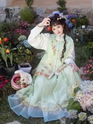 明镜华服【芝芝莓莓】明制汉服圆领绣花比甲马面裙套装2024新款-淘宝网 主图 003.jpg