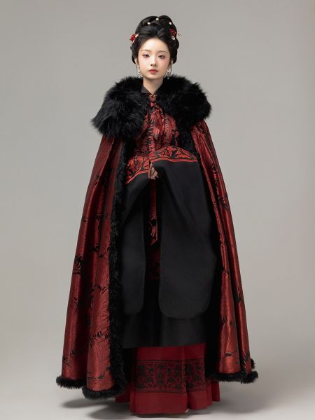 File:【雁回时x燕云织造联名】墨染云绸庄寒雁同款黑红毛领斗篷-淘宝网 主图 001.jpg