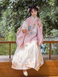 明镜华服【玄月锦兔】 中秋限定 明制圆领刺绣花兔补汉服-淘宝网 主图 003.jpg