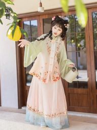 明镜华服【芝芝莓莓】明制汉服圆领绣花比甲马面裙套装2024新款-淘宝网 主图 004.jpg