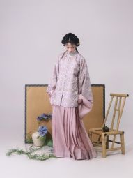 【上遥居】彤管 明原创汉服女秋冬仿宋锦粉紫色方领披袄限量-淘宝网 主图 005.jpg