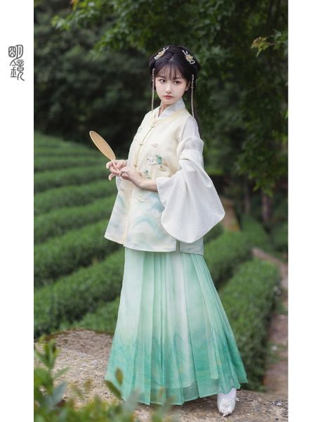 File:明镜华服【山水青烟】原创改良汉服女明制短比甲绿色渐变马面裙-淘宝网 主图 004.jpg