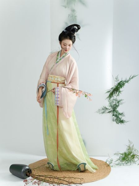File:琴挑晋制【懒画眉】春日汉服交领襦八破裙少女桃红柳绿 天丝现货-淘宝网 主图 002.jpg