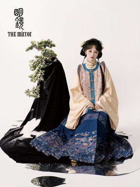 File:明镜华服【浮光凤麟春秋款】 彩色织金丝锦仿宋锦圆领比甲汉服-淘宝网 主图 001.jpg