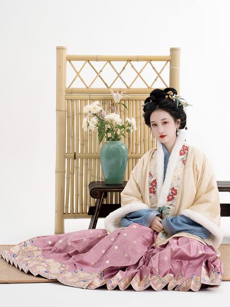 File:踏云馆汉服冬款真丝湖绫獭兔毛合领对交弓袋袖袄马面裙套装 芷柔-淘宝网 主图 004.jpg