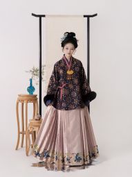 踏云馆汉服冬明制真丝宋锦对穿披袄狐狸毛马面套装 (柔嘉)-淘宝网 主图 001.jpg