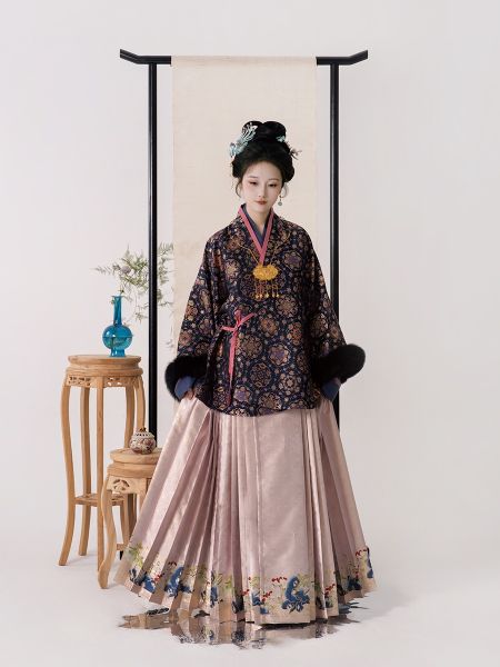 File:踏云馆汉服冬明制真丝宋锦对穿披袄狐狸毛马面套装 (柔嘉)-淘宝网 主图 001.jpg
