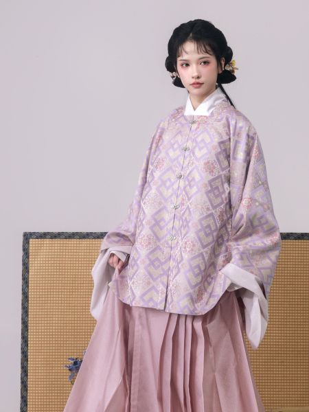 File:【上遥居】彤管 明原创汉服女秋冬仿宋锦粉紫色方领披袄限量-淘宝网 主图 004.jpg