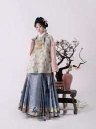 踏云馆汉服明制冬季圆领比甲织金马面裙套装 (昕瑶)-淘宝网 主图 003.jpg