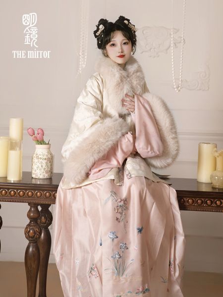 File:明镜华服绒绒原创明制圆领冬装紫色汉服新款昭君袄子加绒外套日常-淘宝网 主图 003.jpg