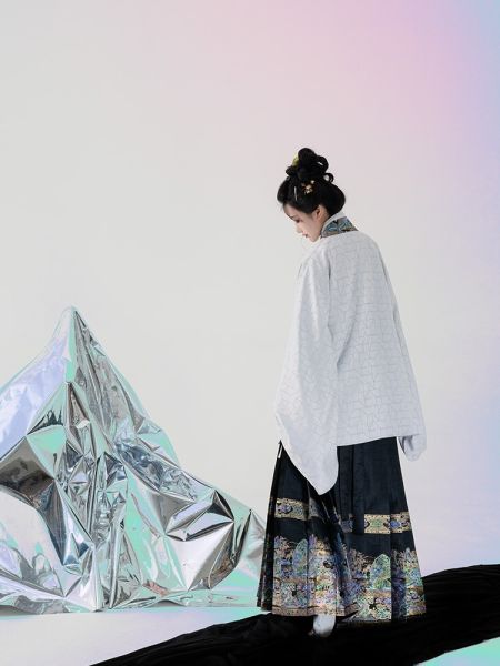 File:风间林【迷迷】原创国风明制汉服仿妆花织金螺钿黑色马面裙上衣-淘宝网 主图 006.jpg