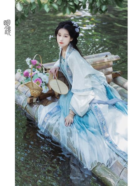 File:明镜华服【琉月】原创改良汉服女国风通勤日常可穿开衫宋褙子套装-淘宝网 主图 001.jpg