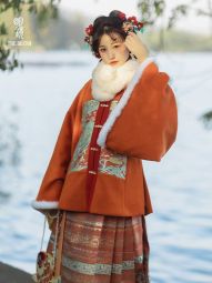 明鏡華服【千秋有餘】原創漢服冬季圓領方補披襖新年紅定織馬面裙-淘寶網 主圖 001.jpg
