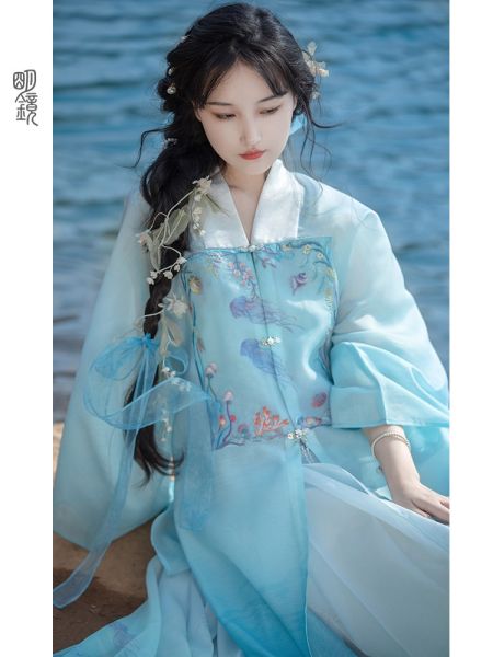 File:明镜华服【一起去抓水母】原创汉服女补服马面日常通勤开衫套装-淘宝网 主图 006.jpg