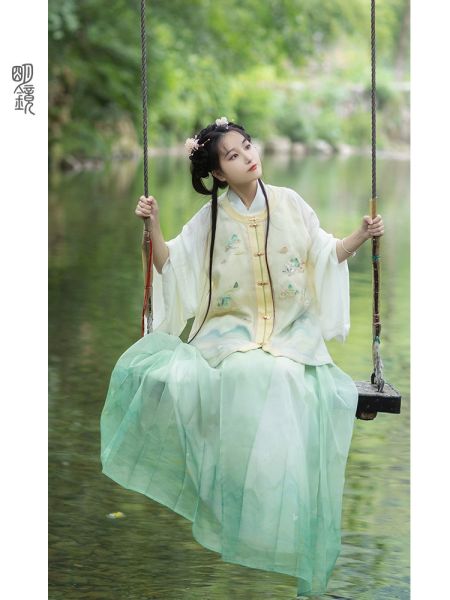 File:明镜华服【山水青烟】原创改良汉服女明制短比甲绿色渐变马面裙-淘宝网 主图 001.jpg