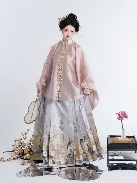 File:遇春 万袖明宋原创立领琵琶袖暗纹纱短衫提花缎马面裙明制汉服-淘宝网 主图 001.jpg