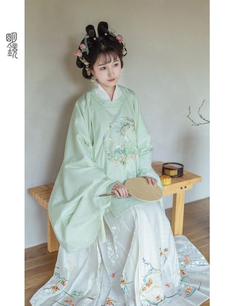File:明镜华服【月镜灵兔】原创改良汉服秋冬新款明制圆领短袄-淘宝网 主图 004.jpg