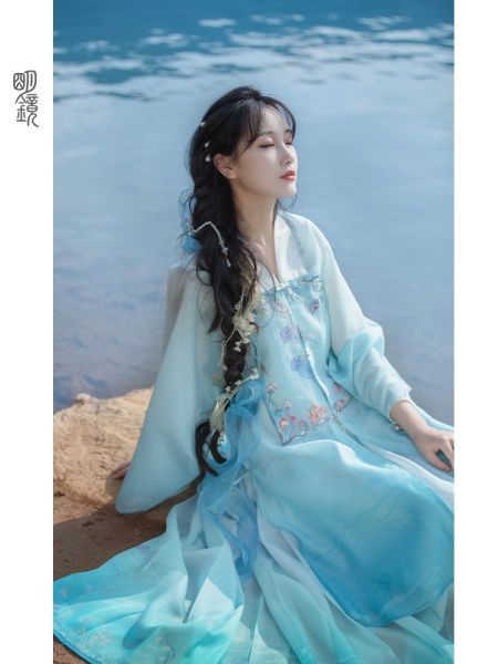 File:明镜华服【一起去抓水母】原创汉服女补服马面日常通勤开衫套装-淘宝网 主图 003.jpg