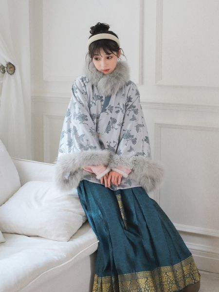 File:玉兰赋|清冷美人 仿漳缎对交穿加绒大衣秋冬汉服外套可拆卸毛条-淘宝网 主图 006.jpg