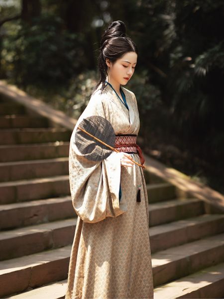 File:汀兰颂原创汉服【金乌】魏晋风马山楚墓复原款直裾战国袍民族风-淘宝网 主图 001.jpg