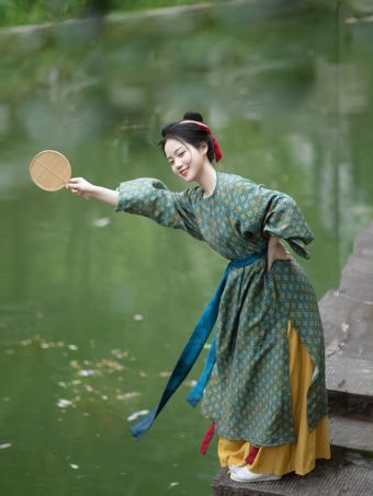 汀兰颂原创汉服 小唐圆 唐制复原圆领袍 八破裙 圆领衫-淘宝网 主图 001.jpg