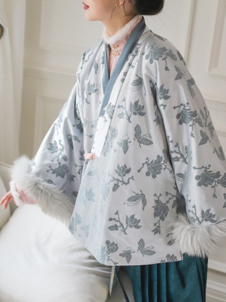 File:玉兰赋|清冷美人 仿漳缎对交穿加绒大衣秋冬汉服外套可拆卸毛条-淘宝网 主图 003.jpg