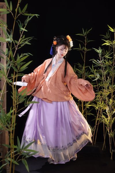 File:【现货】吉元裳织《鸢尾沉梦》明制汉服仿妆花纱马面裙汉服春夏-淘宝网 主图 003.jpg
