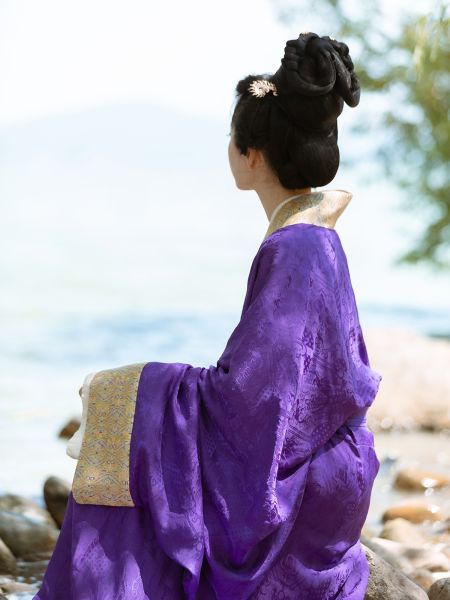 File:【乔织】「汉紫」汉晋特别系列锦缘边连璧纹直裾袍复原风汉服秋冬-淘宝网 主图 005.jpg