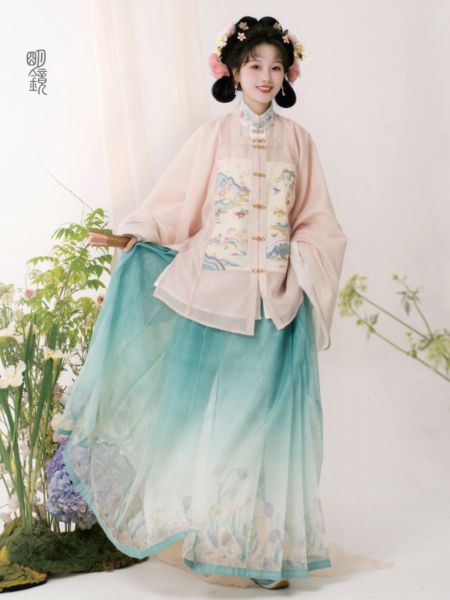 File:明镜华服【鱼游春水】新中式汉服2024新款马面裙套装成人古装女夏-淘宝网 主图 005.jpg