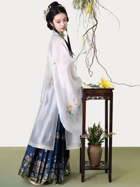 File:燕云织造【瓶安百合】原创重工绣花明制比甲立领对襟马面汉服女-淘宝网 主图 005.jpg