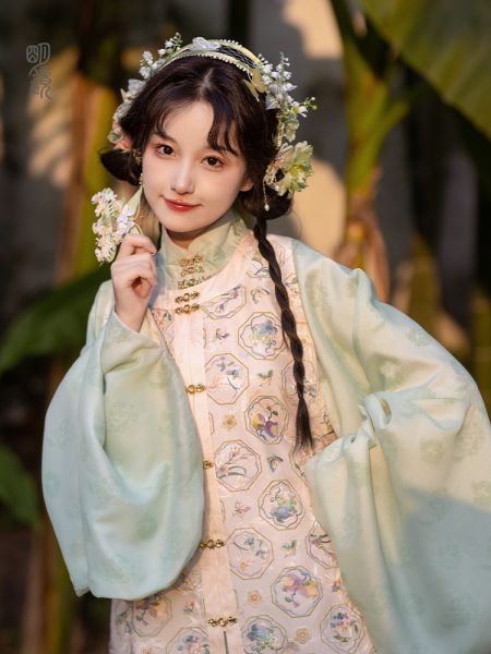 File:明镜华服【月华景】 明制汉服女马面裙套装2024新款秋冬改良汉服-淘宝网 主图 003.jpg