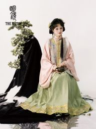 明镜华服【浮光凤麟】 彩色织金丝仿宋锦圆领比甲秋冬季加绒-淘宝网 主图 003.jpg
