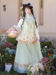 明镜华服【芝芝莓莓】明制汉服圆领绣花比甲马面裙套装2024新款-淘宝网 主图 001.jpg