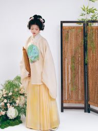 【山海明光】【春光乍泄】传统明制汉服圆领绣花补服马面裙套装-淘宝网 主图 005.jpg