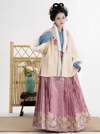 踏云馆汉服冬款真丝湖绫獭兔毛合领对交弓袋袖袄马面裙套装 芷柔-淘宝网 主图 001.jpg
