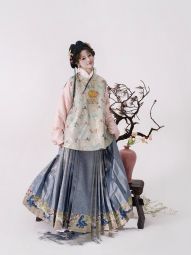 踏云馆汉服明制冬季圆领比甲织金马面裙套装 (昕瑶)-淘宝网 主图 005.jpg