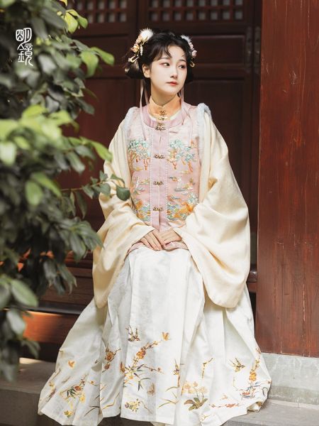 File:明镜华服【仙兔祈梦】原创设计明制汉服女冬季新款比甲马面裙-淘宝网 主图 005.jpg