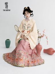 明鏡華服 鹿鳴詩音 喜鵲登梅提花緞古裝漢服女成人方領補馬面裙-淘寶網 主圖 001.jpg