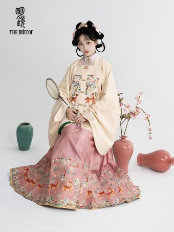 明镜华服 鹿鸣诗音 喜鹊登梅提花缎古装汉服女成人方领补马面裙-淘宝网 主图 001.jpg