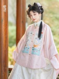 明镜华服【有狸猫】明制汉服女春季方领补琵琶袖刺绣 半袖补服-淘宝网 主图 004.jpg