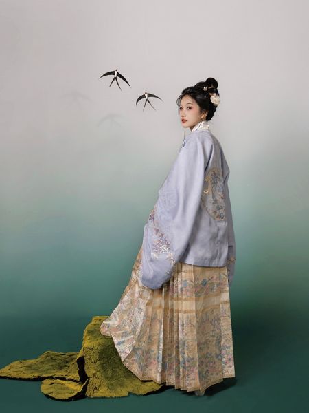 File:风间林【镜花水月】明制汉服仿妆花织圆领大襟短袄-淘宝网 主图 004.jpg