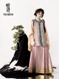 明镜华服【浮光凤麟春秋款】 彩色织金丝锦仿宋锦圆领比甲汉服-淘宝网 主图 005.jpg