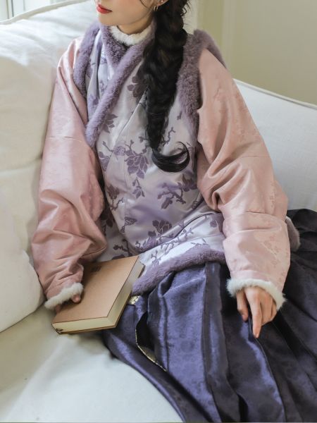 File:玉兰春晓|满分推荐!人丝仿漳绒缎交领比甲冬季汉服夹毛加绒双色-淘宝网 主图 006.jpg