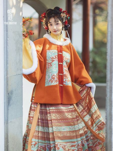 File:明镜华服【千秋有余】原创汉服冬季圆领方补披袄新年红定织马面裙-淘宝网 主图 003.jpg