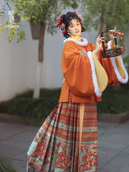File:明镜华服【千秋有余】原创汉服冬季圆领方补披袄新年红定织马面裙-淘宝网 主图 004.jpg