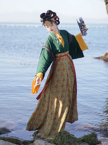 File:汀兰颂原创汉服【糖宝】魏晋风交领晋襦八破裙重瞳印花早春日常-淘宝网 主图 004.jpg