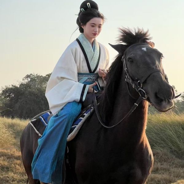 File:【乔织】-汉服-云纹绿缘孔雀绿交领襦裙薄雾白纱衫女-淘宝网 主图 003.jpg