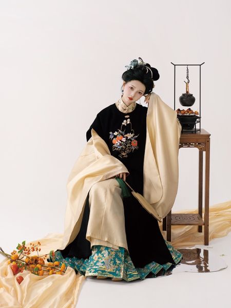 File:半生罗裳 柿柿如意原创汉服明制女圆领包肩比甲绣花外搭晚明春夏-淘宝网 主图 001.jpg